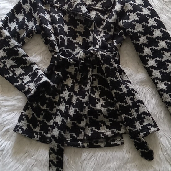 White and black coat - Picture 2 of 4